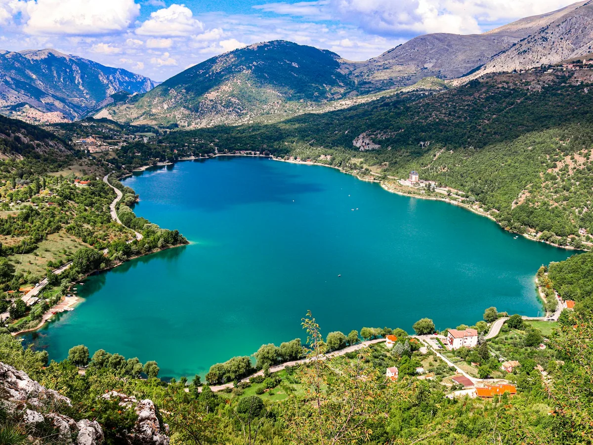 Lago di Scanno e montagne in Abruzzo